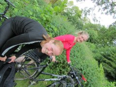 Glade piger med cykel